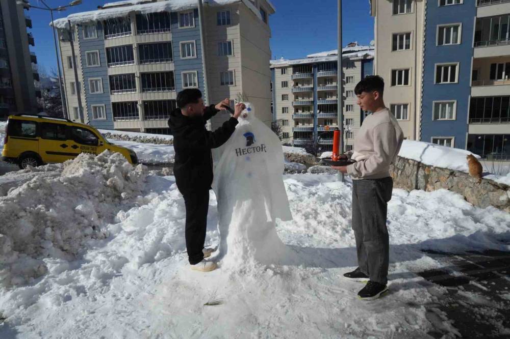 Berberler bu kez kardan adamı tıraş etti