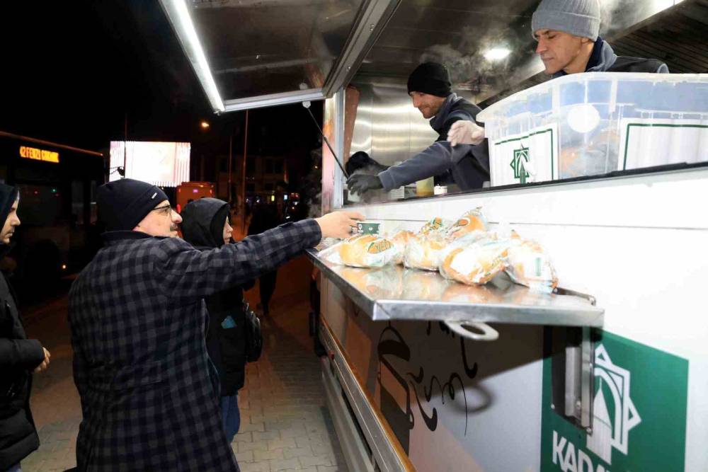Konya merkezde sabahları içleri ısıtan ikram