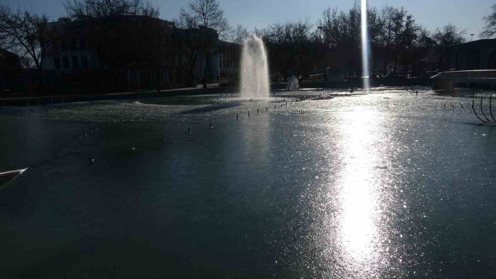 Konya merkezde süs havuzları buz kesti