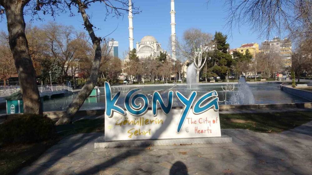Konya merkezde süs havuzları buz kesti