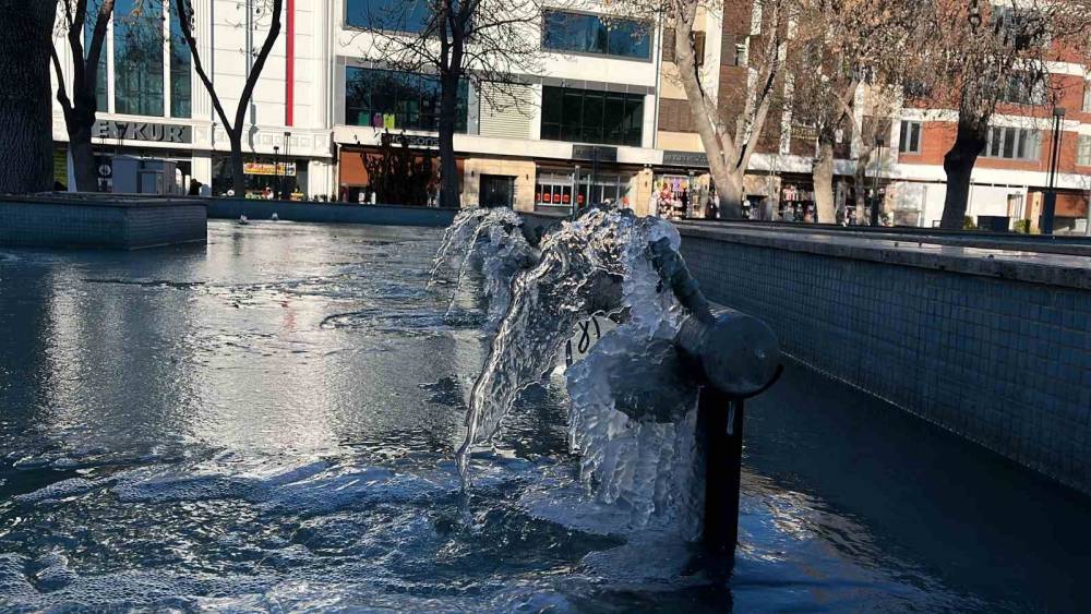 Konya merkezde süs havuzları buz kesti
