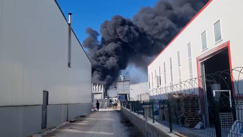 Konya'da sanayi sitesinde yangın! Dumanlar şehri kapladı