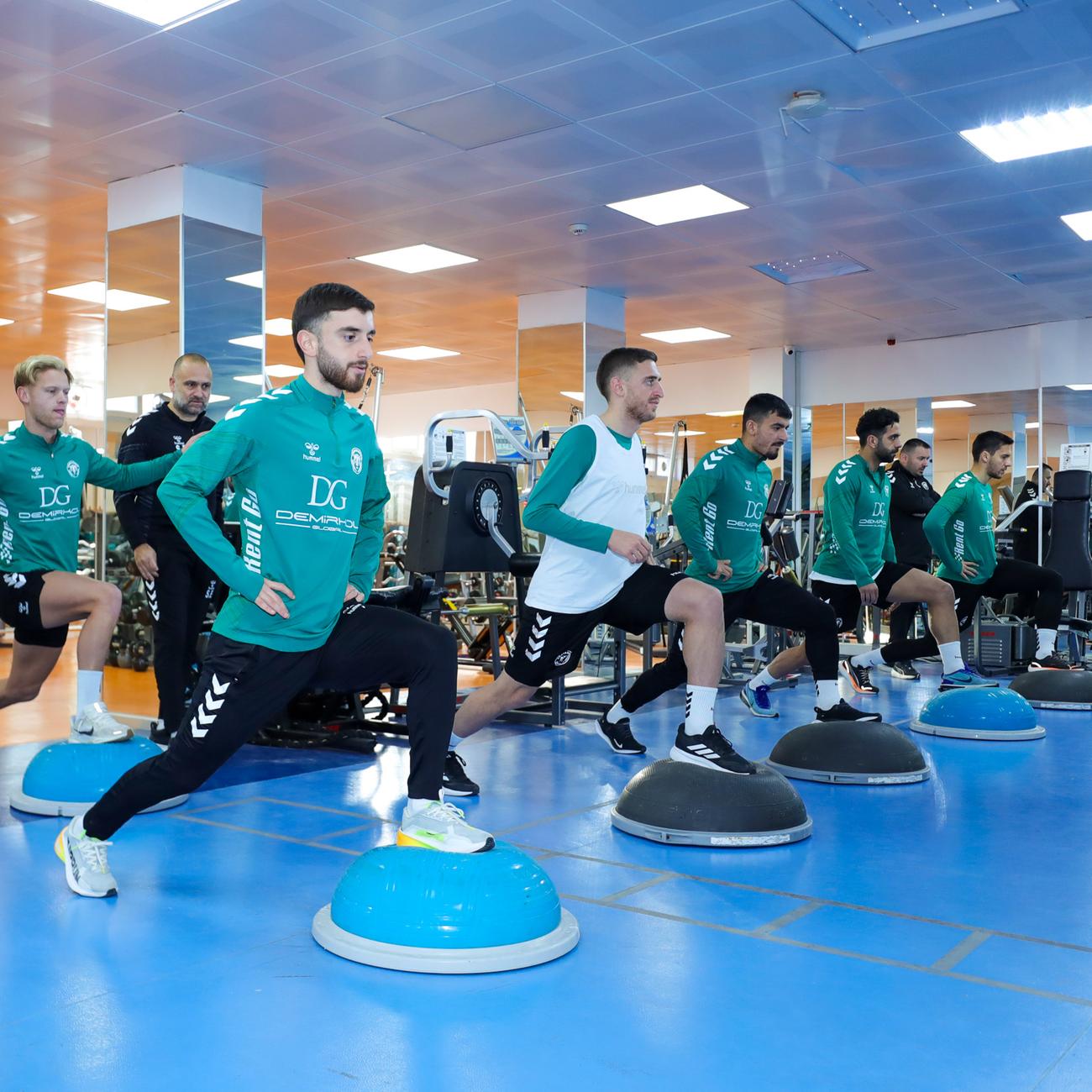 konyaspor-salon-antrenmani-antalya-kampi-adil-demirbag-umut-nayir.jpeg
