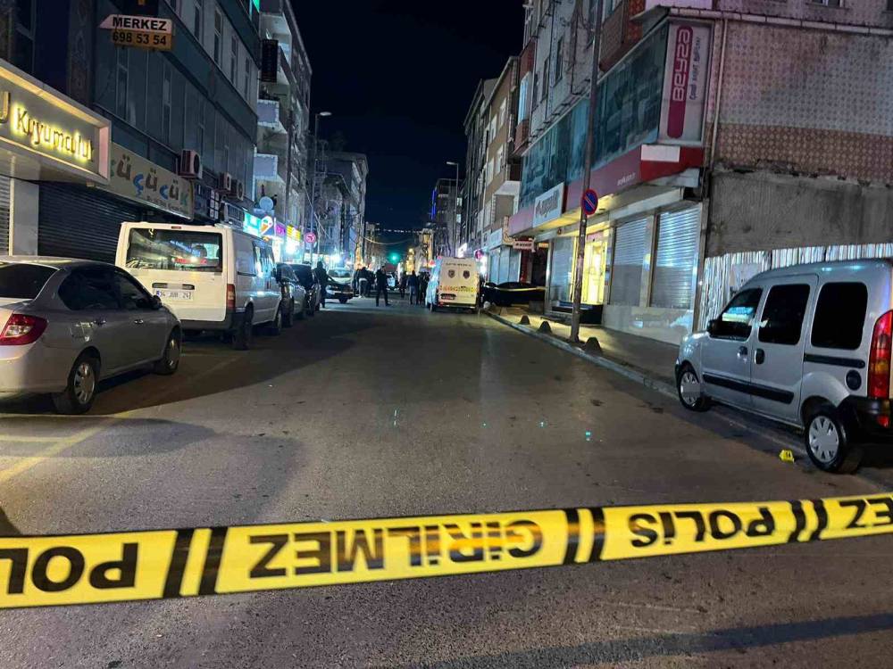 Sokak ortasında silahlı saldırı: 2 ölü, 1 yaralı