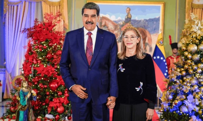 devlet-baskani-nicolas-maduro-ile-esi.jpg