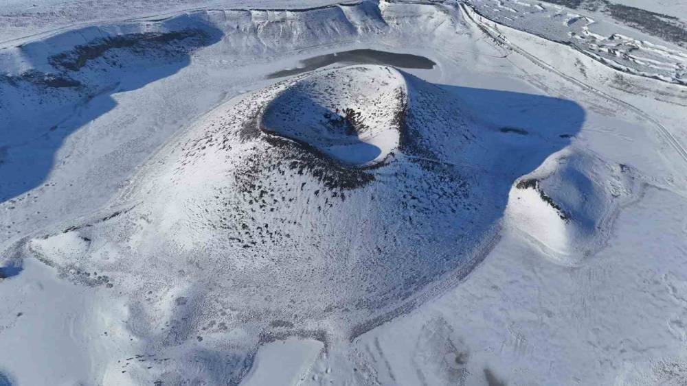 Dünyanın nazar boncuğu beyaz gelinliğini giydi