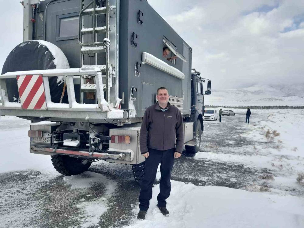 Dünyanın nazar boncuğu beyaz gelinliğini giydi