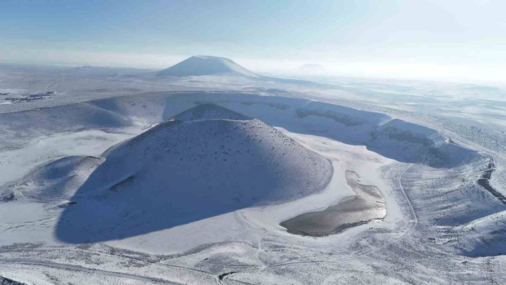 Dünyanın nazar boncuğu beyaz gelinliğini giydi
