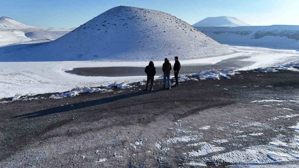 Dünyanın nazar boncuğu beyaz gelinliğini giydi