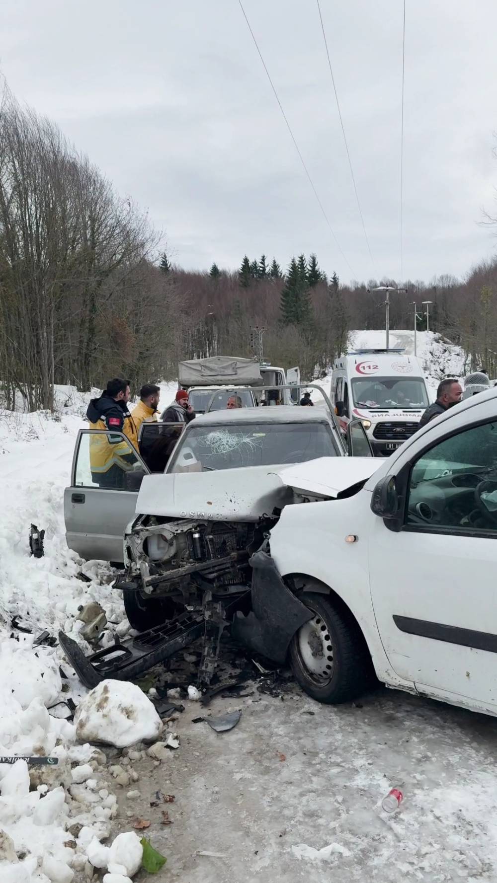 Kurtsuyu yolunda kafa kafaya çarpıştılar, çok sayıda yaralı var
