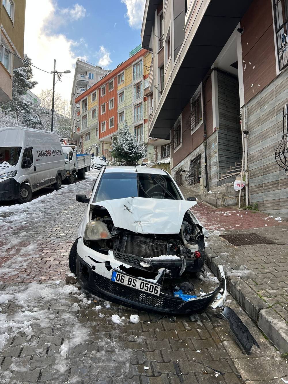 5 araca çarptı; Motokurye ölümden döndü