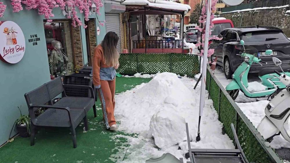 "Bana çarptı" deyip kardan adamı dövdüler