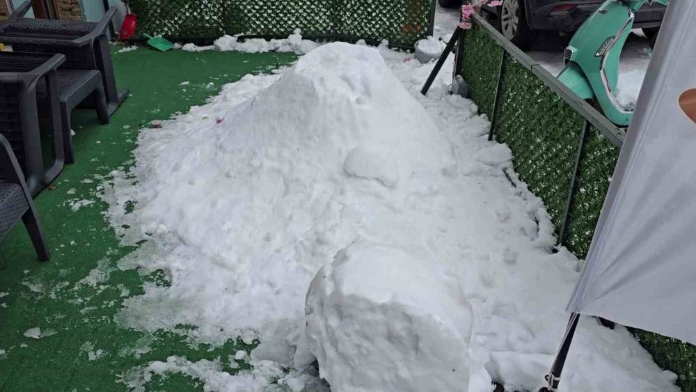 "Bana çarptı" deyip kardan adamı dövdüler