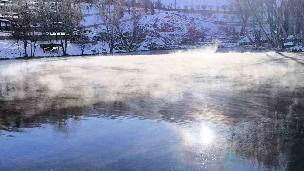 Her yer dondu bir orası donmadı