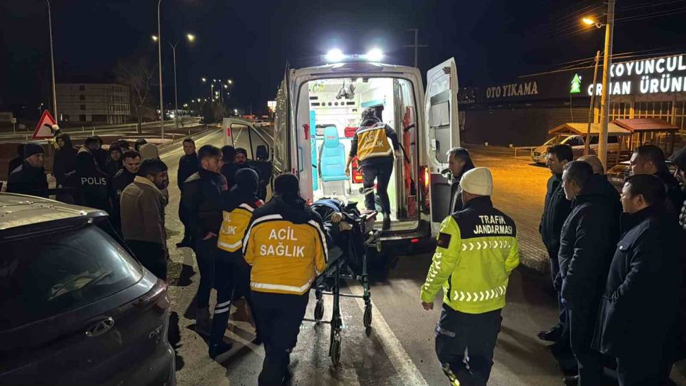 Kavşakta tır ile otomobil birbirine girdi, 7 kişi yaralandı