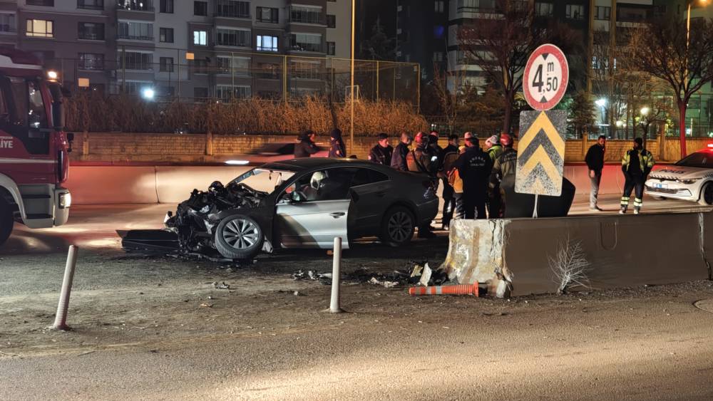 Otomobil önce bariyere ardından da minibüse çarptı: 1 ölü, 2 yaralı