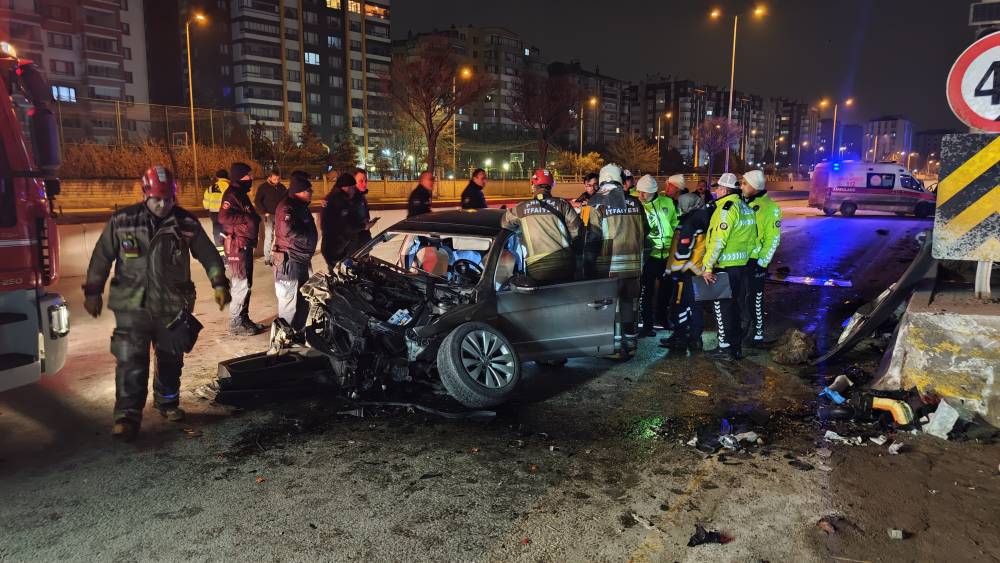 Otomobil önce bariyere ardından da minibüse çarptı: 1 ölü, 2 yaralı