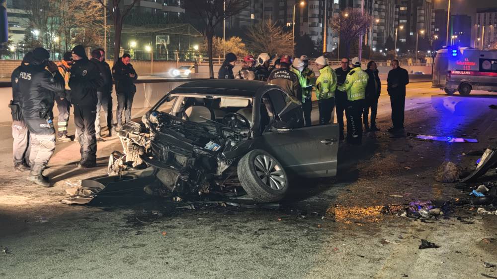 Otomobil önce bariyere ardından da minibüse çarptı: 1 ölü, 2 yaralı