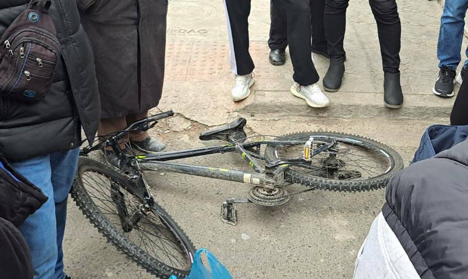 Bisikletin çarptığı kadın hastanelik oldu