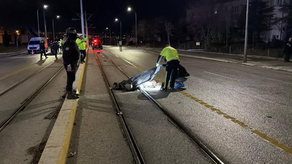 Otomobil yayaların arasına daldı: 3 kişi öldü