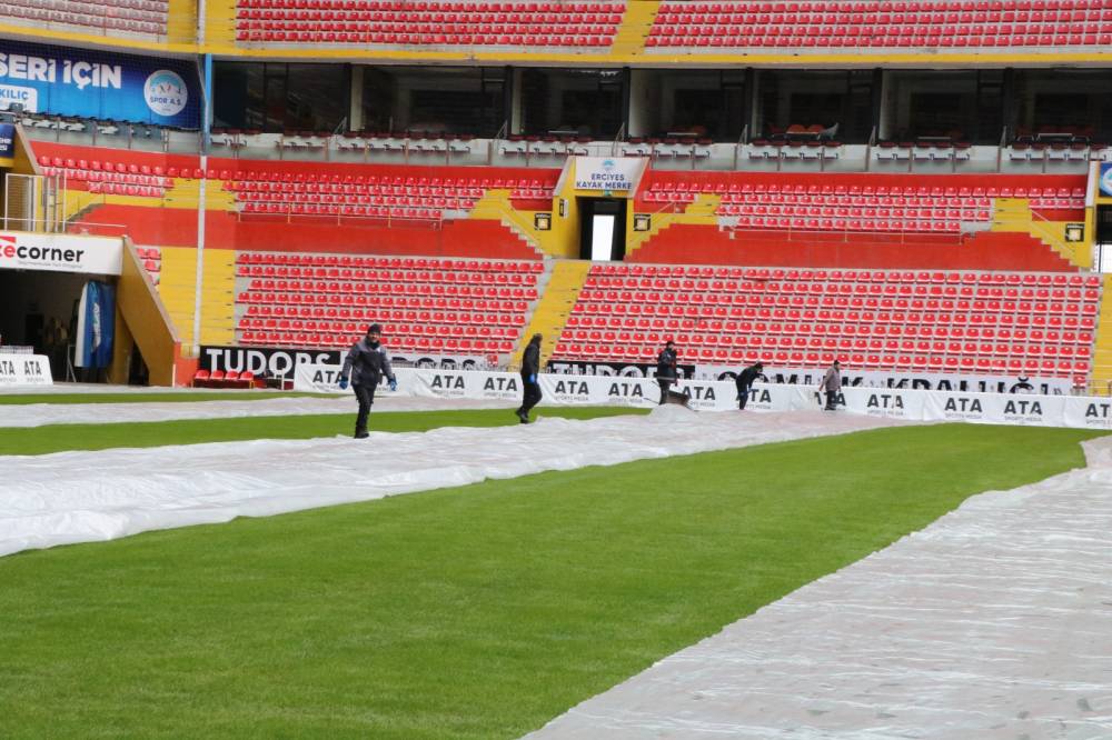 Hava sıcaklığı eksi 17 dereceyi gördü... Kayserispor’un sahasına "yapay güneş" desteği