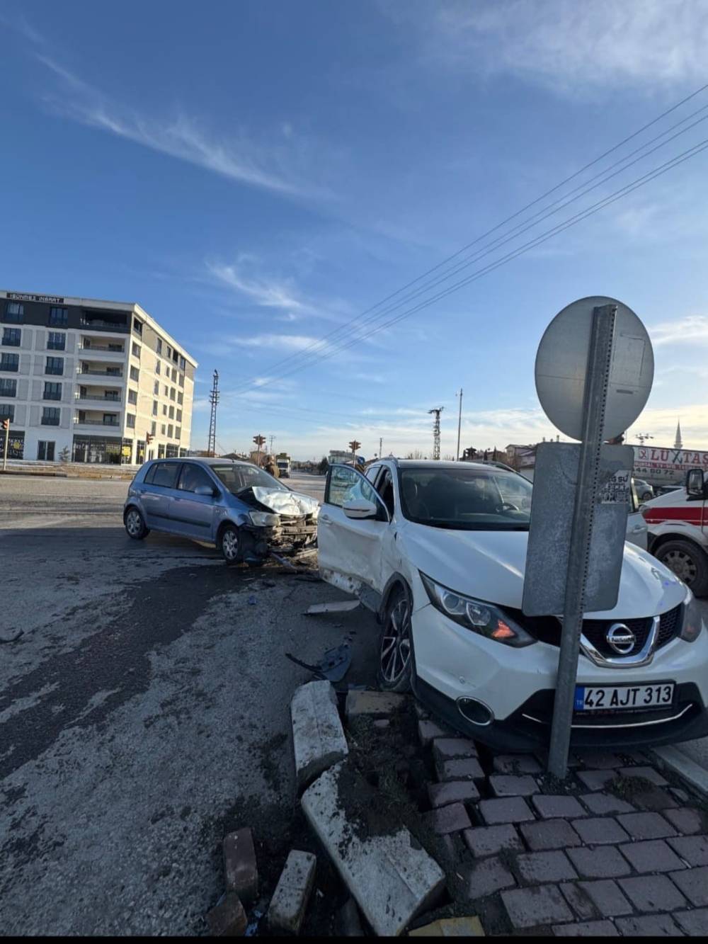 Konya'da iki araç çarpıştı: 3 kişi yaralandı