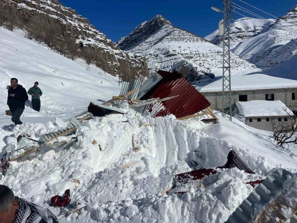 Çığ altında kalan ev ve araba çıkartıldı
