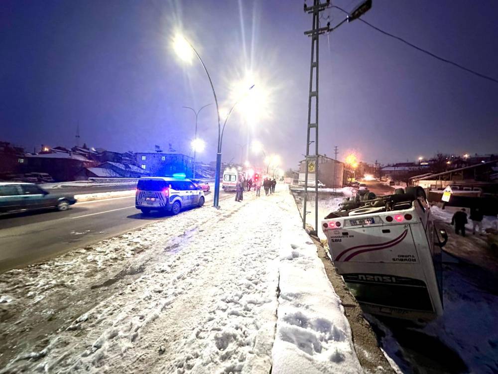 Malatya'da işçi servis midibüsü devrildi; 9 yaralı