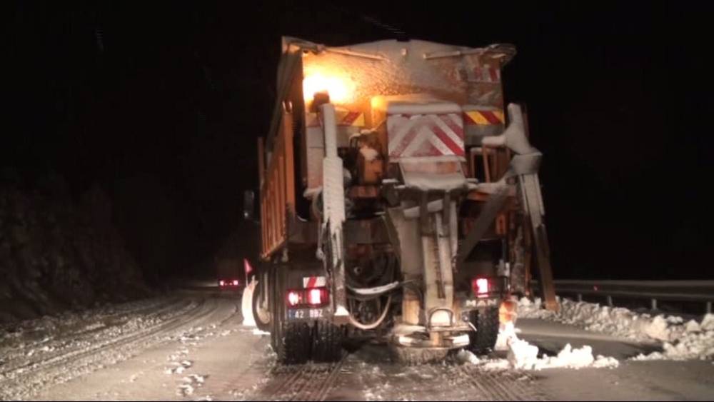 Antalya-Konya karayolunda kar geçit vermiyor! Ekipler 24 saat mesaiye başladı