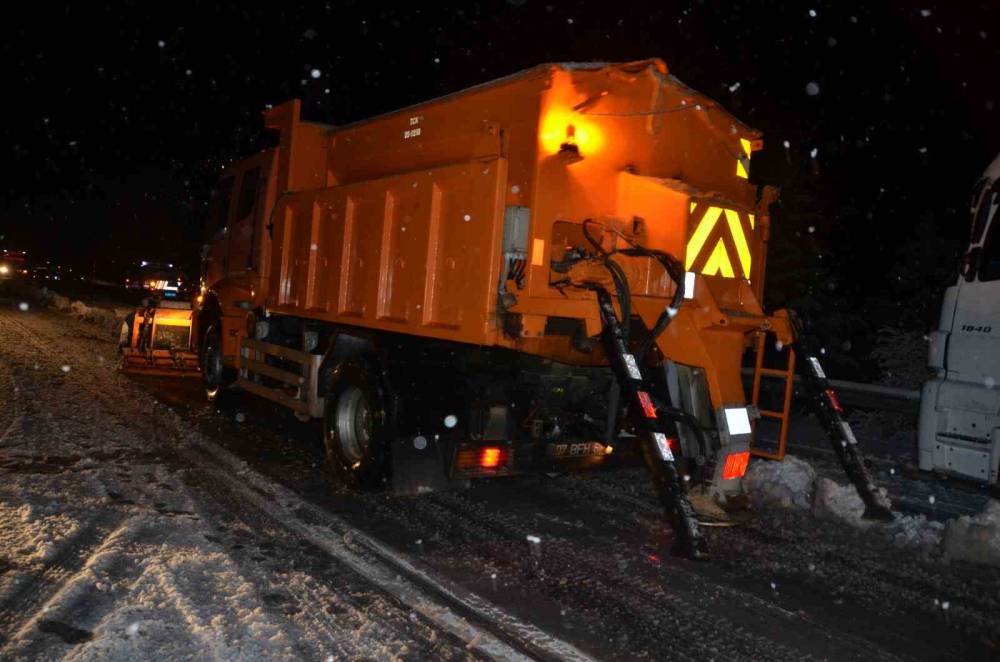 Antalya-Konya karayolunda kar geçit vermiyor! Ekipler 24 saat mesaiye başladı