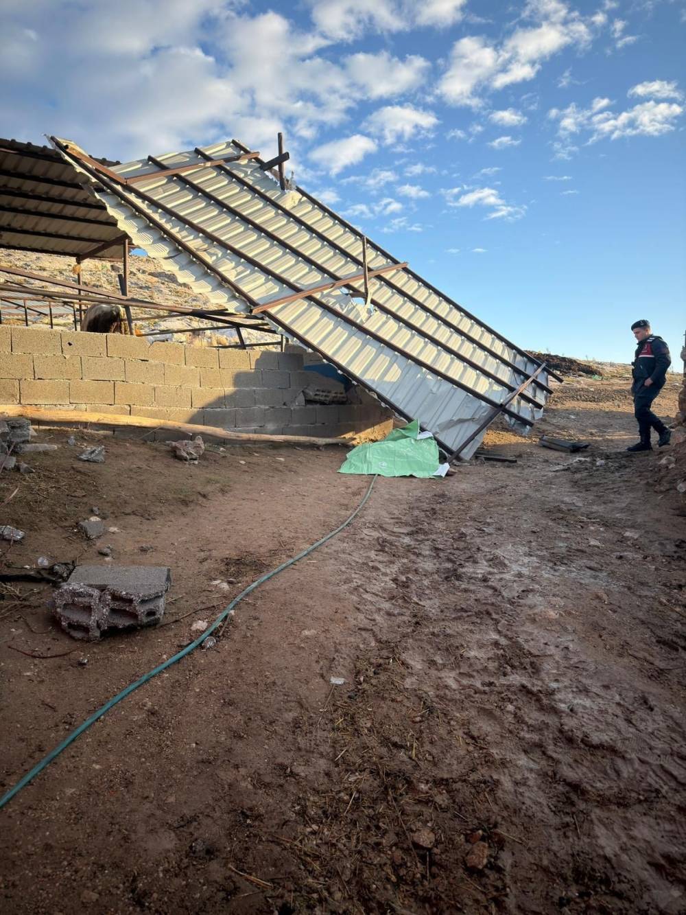 Karaman'da korkunç olay! Uçan çatı çiftçinin sonu oldu