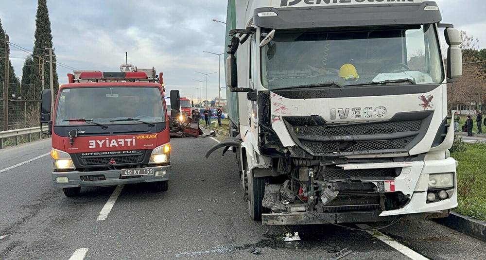 Tır ile otomobil çarpıştı; 1 ölü