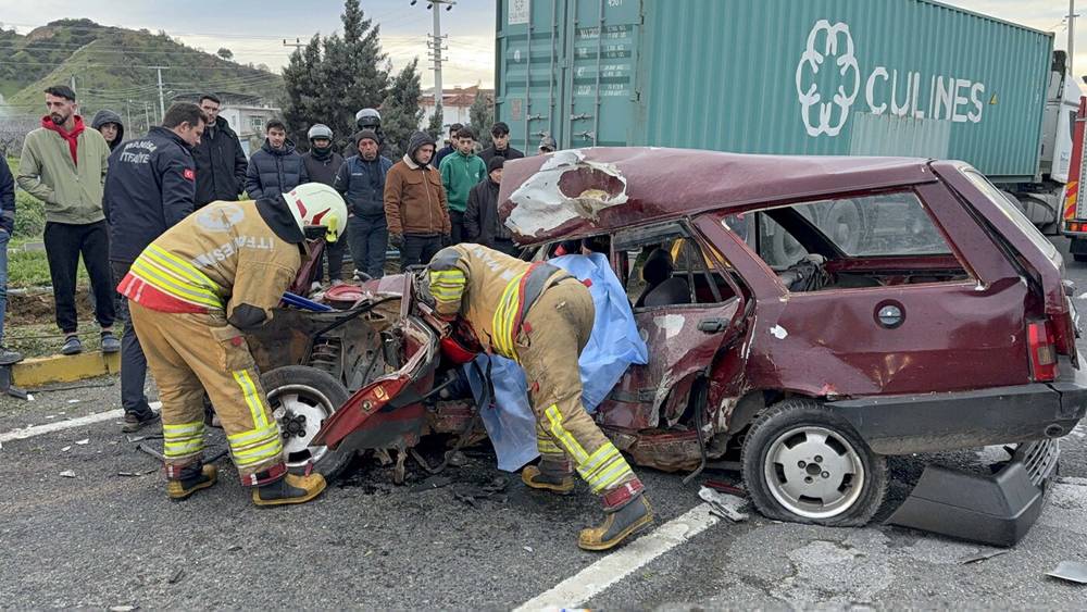 Tır ile otomobil çarpıştı; 1 ölü