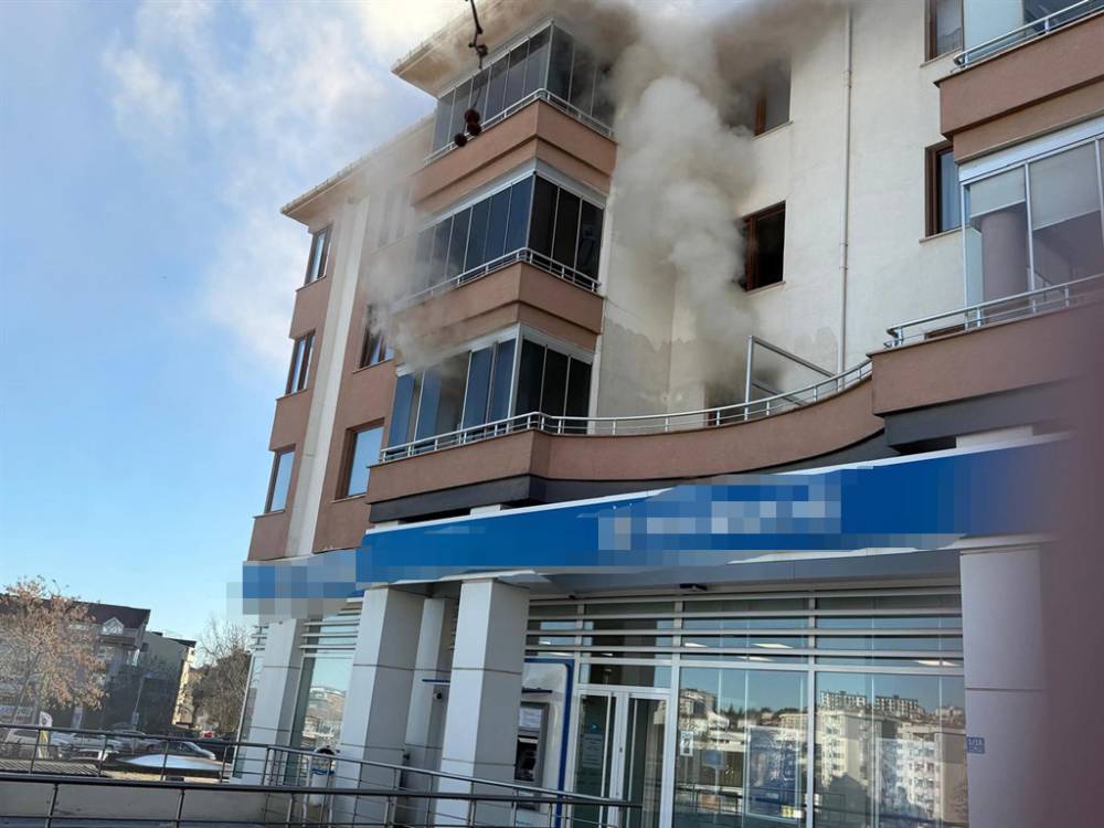 Yangın çıkan evde bıçakla öldürülmüş olarak bulundu