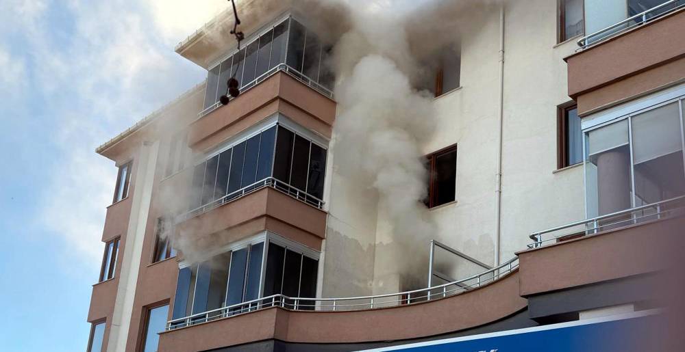 Yangın çıkan evde bıçakla öldürülmüş olarak bulundu