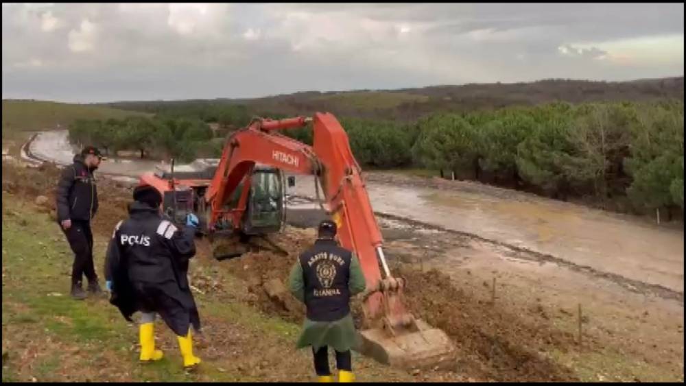 Annesini gömdükleri yere her ay gidip dua etmiş