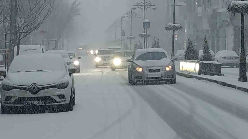 Lapa lapa yağdı: 405 yol kapandı