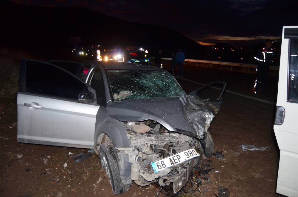 Minibüs ile otomobil kafa kafaya çarpıştı: 2’i ağır  6 yaralı