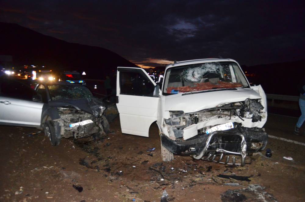 Minibüs ile otomobil kafa kafaya çarpıştı: 2’i ağır  6 yaralı