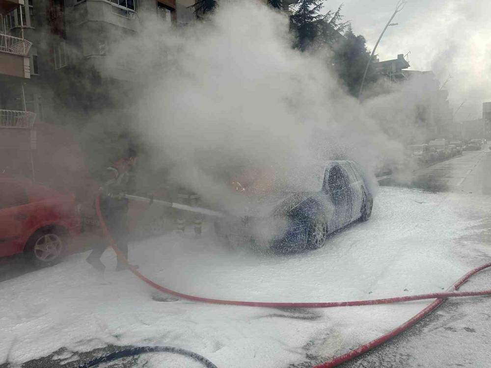 Seyir halindeki otomobil alev aldı