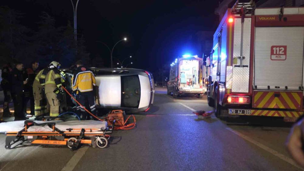 Devrilen otomobilin altında kaldı