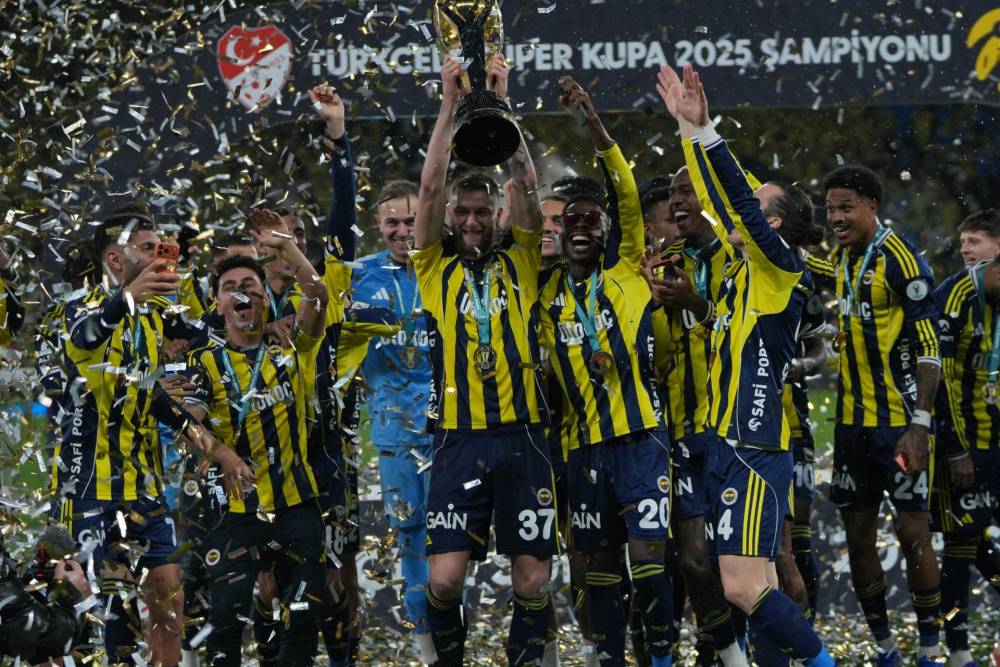 Süper Kupa’yı kazanan Fenerbahçe, 2026 yılına kupayla başladı