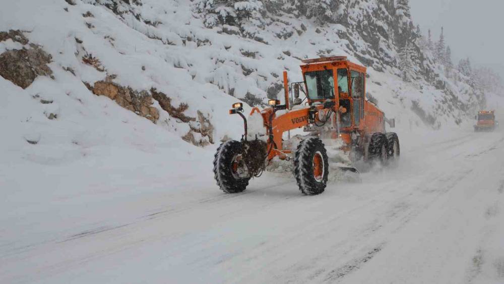 Antalya-Konya yolunda kar etkisini artırdı
