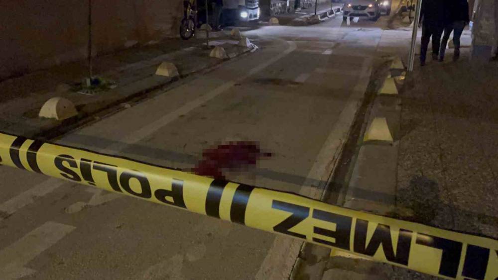 ’Kız’ kavgası kanlı bitti: 4 yerinden bıçaklanan genç ağır yaralandı