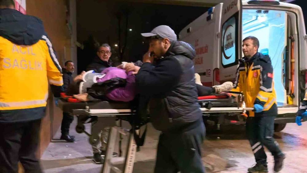 Korkutan kaza! Halk minibüsü anne ve kızına çarptı