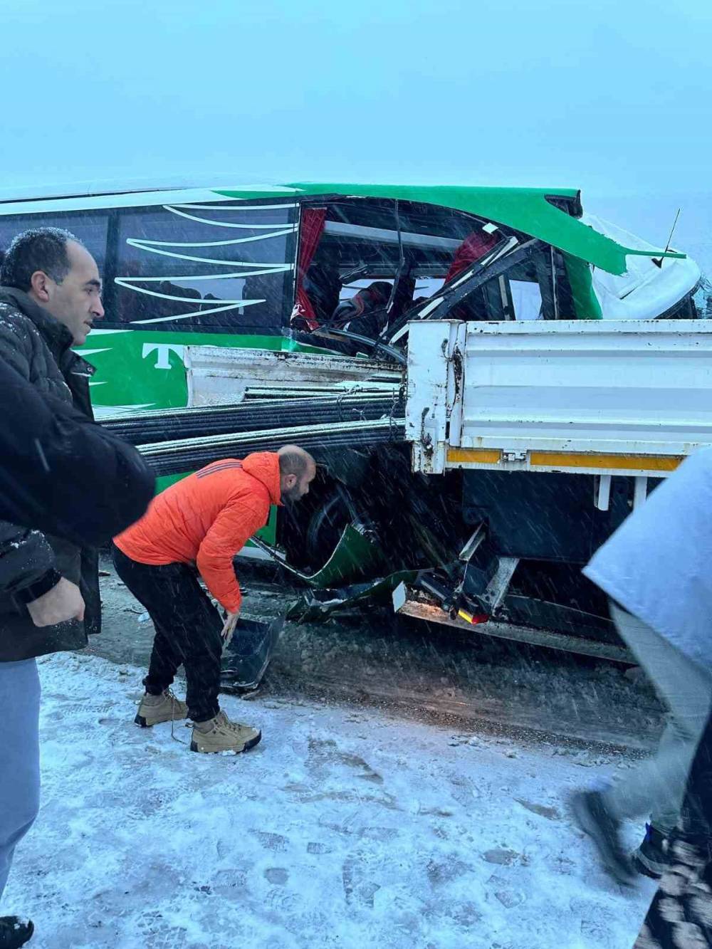 Yolcu otobüsü tıra ok gibi saplandı! Çok sayıda yaralı var
