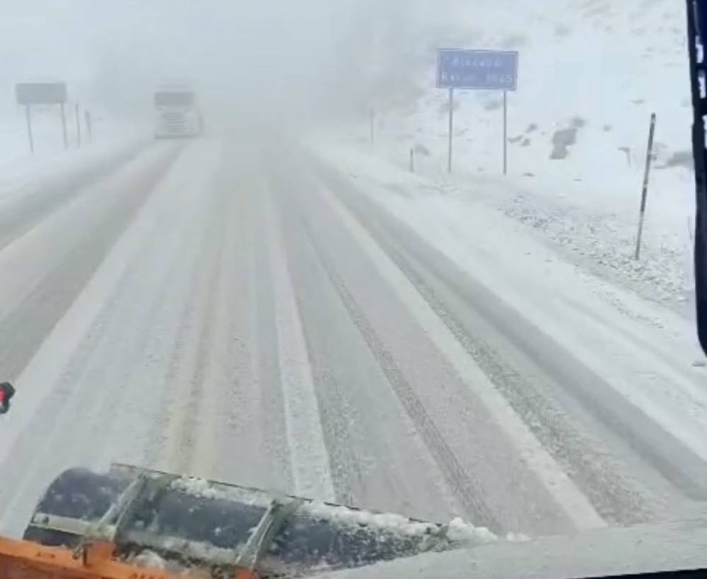Antalya-Konya yolunda kar kalınlığı 30 santimetreye ulaştı