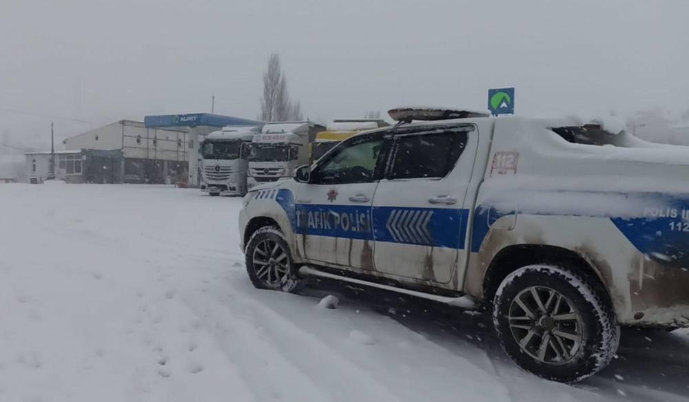Doğu kar altında; 1561 yerleşim yerinin yolu kapandı
