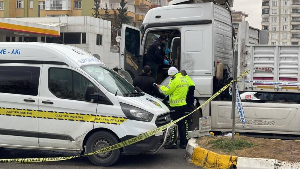 Şanlıurfa’da feci kaza... Motosiklet sürücüsü tırın altında can verdi
