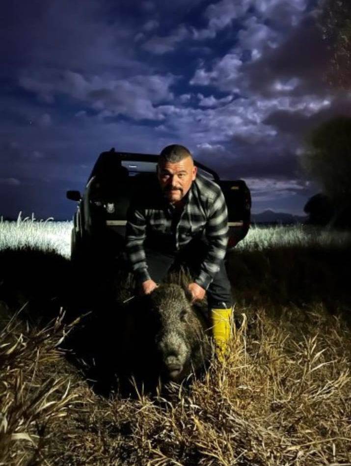 Konya'da bir vatandaş, 80 kiloluk yaban domuzunu elleriyle yakaladı